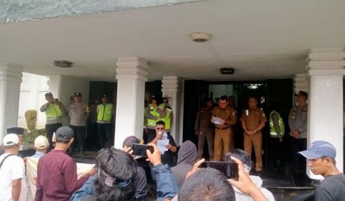 massa-ew-ncw-sambangi-kantor-walikota-ada-apakah-gerangan
